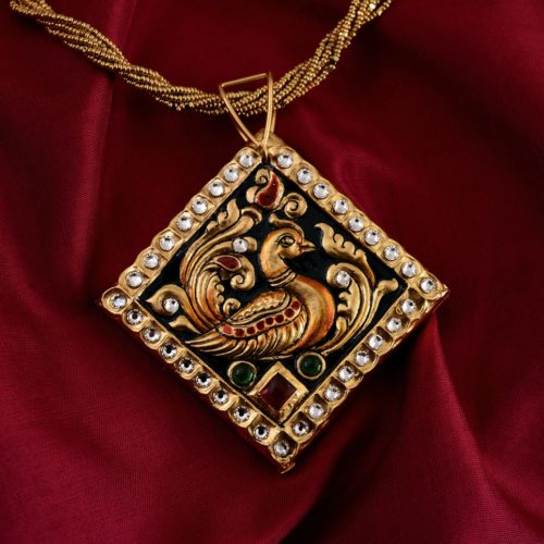 exquisite-tanjore-paintinglike-pendant-weavemaya-Bangalore-India-Maya-diamond-peacock-border