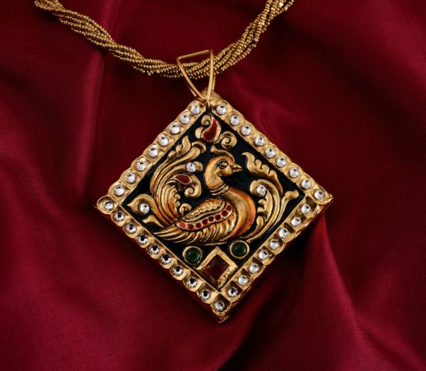 exquisite-tanjore-paintinglike-pendant-weavemaya-Bangalore-India-Maya-diamond-peacock-border