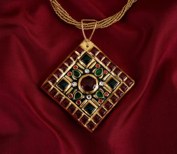 exquisite-tanjore-paintinglike-pendant-weavemaya-Bangalore-India-Maya-diamond-plus